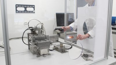 Beispielfoto eines Messgerätes in einer Glovebox