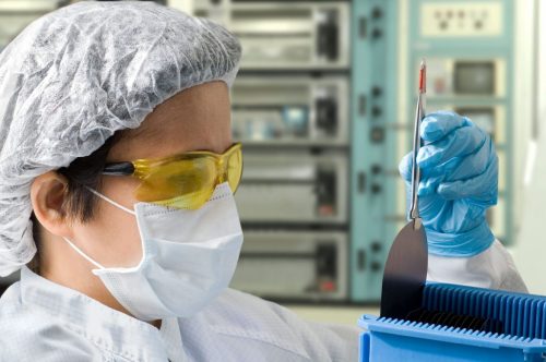 Thermoelektrische-Materialien-im-Labor-scaled-1170x778